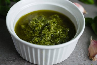 Pesto sosu. Fesleğen sosu. Yakın plan.