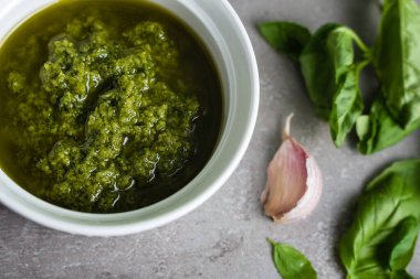 Pesto sosu. Fesleğen sosu. Yakın plan.