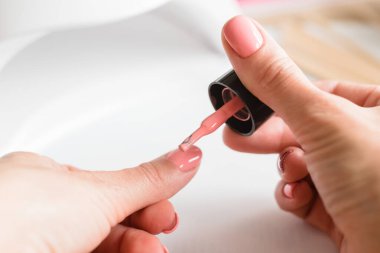 Kendine manikür yap. Yapay jel malzemeyle doğal tırnakları güçlendiriyorum. Tırnak bakımı. Yakın plan.