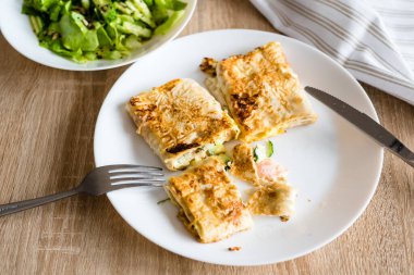 Salatalıklı taze sebze salatası, marul, chia tohumu, siyah susam tohumu ve somon lahanası.