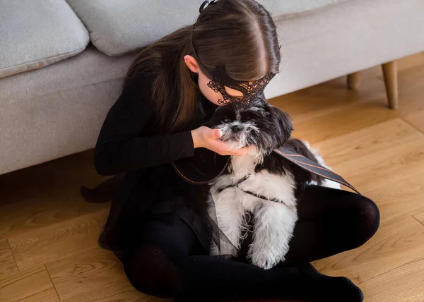 Halloween Koncept Dívka Štěňátkem Slavnostních Halloweenských Kostýmech Doma Holka Líbá — Stock fotografie