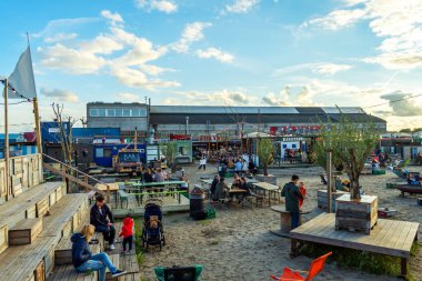 Kopenhag 'da. Danimarka. On iki. Eylül. 2021 yılı. Reffen Caddesi Gıda Pazarı. İnsanlar güzel sokak kafelerinde dinleniyor. Kopenhag 'ın simgeleri. Danimarka. Eğlence Seyahati