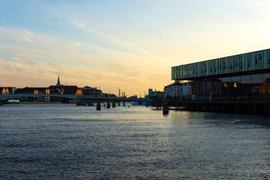 Kopenhag 'da. Danimarka. On iki. Eylül. 2021 yılı. Güzel manzara Ofelia Plads on the Sunset. Kopenhag Danimarka Çağdaş Avrupa Mimarisi Avrupa