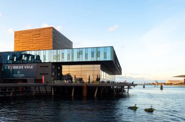 Kopenhag 'da. Danimarka. On iki. Eylül. 2021 yılı. Güzel manzara Ofelia Plads on the Sunset. Kopenhag Danimarka Çağdaş Avrupa Mimarisi Avrupa