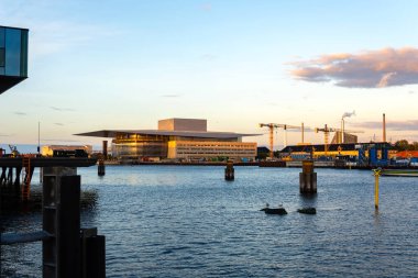 Kopenhag 'da. Danimarka. On iki. Eylül. 2021 yılı. Kopenhag Operası 'nın günbatımı manzarası. Danimarka Modern Avrupa Mimarisi Avrupa