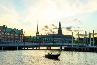 Kopenhag 'da. Danimarka. On iki. Eylül. 2021 yılı. Günbatımında Kopenhag 'daki kanalın kıyısındaki tarihi binalar. Danimarka. Avrupa mimarisi. Mimarlık. Avrupa.