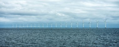 Baltık Denizi 'nde rüzgar türbinleri. Kopenhag 'da. Danimarka. Ekolojik enerji. Modern teknolojiler.