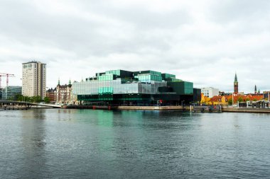 Kopenhag 'da. Danimarka. On iki. Eylül. 2021 yılı. Kopenhag 'daki kanalın kıyısındaki güzel, modern cam bina. Danimarka. Avrupa mimarisi. Mimarlık. Avrupa.