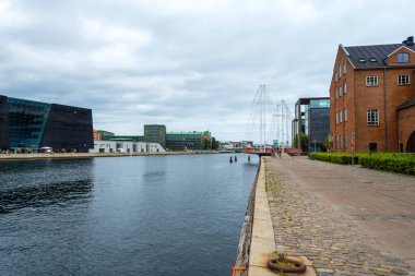 Kopenhag 'da. Danimarka. On iki. Eylül. 2021 yılı. Kopenhag, Danimarka 'daki kanalın kıyısındaki güzel modern binalar ve köprüler. Çağdaş Avrupa mimarisi.