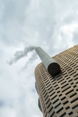 Kopenhag 'da. Danimarka. On iki. Eylül. 2021 yılı. Amager Bakke fabrikasının alt manzarası, büyük bir boru ve Danimarka 'nın Kopenhag şehrinin çatısında kayak pisti var. Manzaralar. Avrupa.