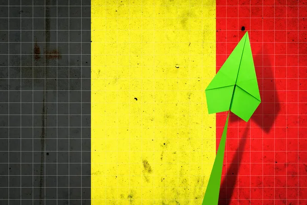 在比利时国旗的背景上向上箭头 纸飞机经济复苏 复制空间 — 图库照片