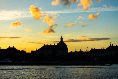 Kopenhag şehri. Gün batımında tarihi binaların güzel siluetleri. Danimarka. Avrupa mimarisi. Mimari.