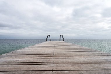 Denize giden ahşap iskele. Baltık Denizi, Kopenhag. Danimarka. Özgürlük için. Seyahat Yaşam Tarzı