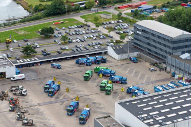 Kopenhag 'da. Danimarka. On iki. Eylül. 2021 yılı. Çöp kamyonu Amager Bakke fabrikasını park ediyor. Hava görüntüsü. Atık Geri Dönüşüm Ekolojisi Taşımacılığı