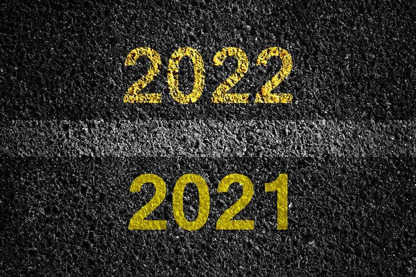 2021年 2022年 柏油路表面有标记 即将到来的新年的概念 新的计划和想法 生活方式 — 图库照片
