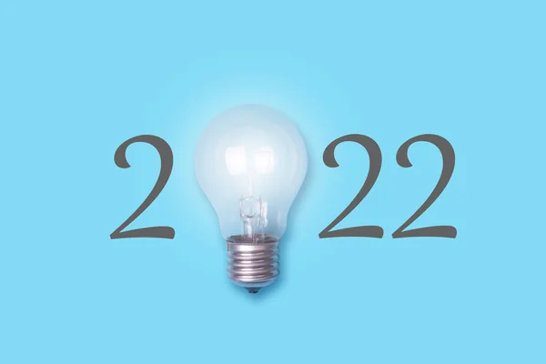 2022 Een Gloeilamp Een Blauwe Achtergrond Concept Van Nieuwe Ideeën — Stockfoto