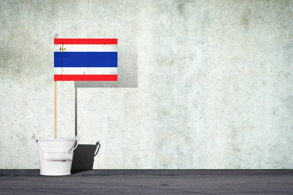 Thajská Vlajka Klacku Malém Vědru Pozadí Betonové Stěny Rozumím Znamení — Stock fotografie