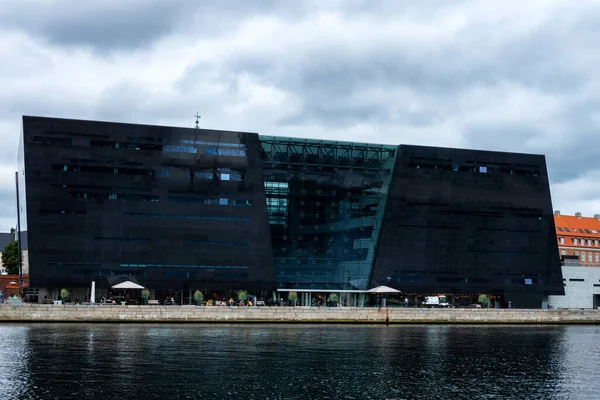 Kopenhag 'da. Danimarka. On iki. Eylül. 2021 yılı. Kara Elmas Kütüphanesi 'nin güzel modern binası. Kopenhag 'da. Danimarka Avrupa 'yı Görüyordu