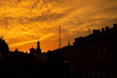 Gün batımında evlerin siluetleri. Lviv. Ukrayna Mimarisi