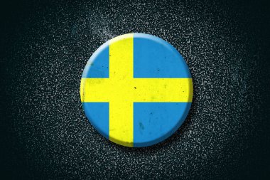 İsveç bayrağı. Yuvarlak rozet, koyu bir arka planda. İşaretler ve semboller. 3B illüstrasyon.