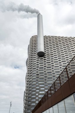 Kopenhag 'da. Danimarka. On iki. Eylül. 2021 yılı. Amager Bakke fabrikasının alt manzarası, büyük bir boru ve Danimarka 'nın Kopenhag şehrinin çatısında kayak pisti var. Manzaralar.