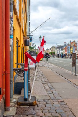 Kopenhag 'da. Danimarka. - 14. Eylül. 2021 'de Danimarka bayrağı taşıyan bir asker figürü, hediyelik eşya dükkanının yanında. Nyhavn. Manzaralar