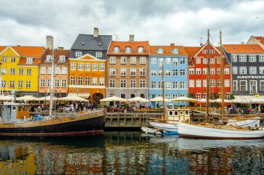 Kopenhag 'da. Danimarka. - 14. Eylül. 2021 yılı. Nyhavn 'daki güzel renkli binalar. Tarihi Binalar Görüş