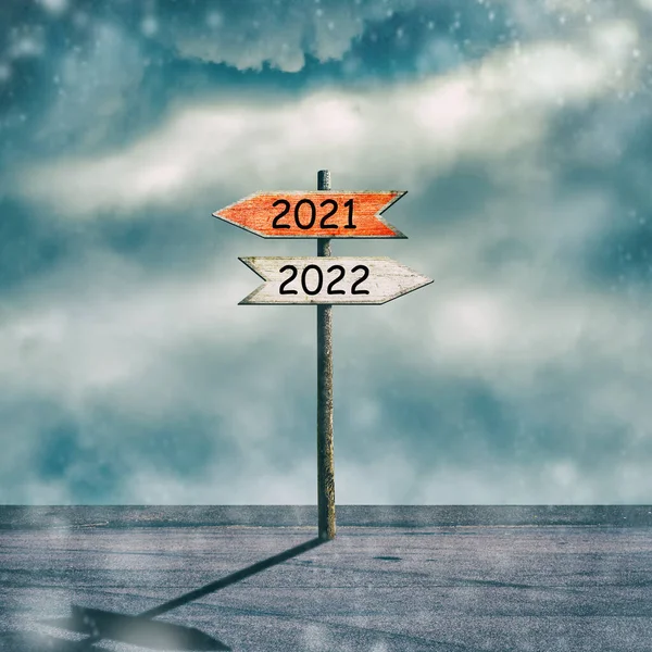 2021, 2022. Wooden sign with arrows pointing in different directions. Right direction. Right choice. Plans for the New Year. — Stock Photo, Image