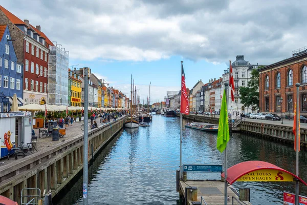 Koppenhága. Dánia. 14. Szeptember. 2021-ben. Gyönyörű színes épületek Nyhavnban. Történelmi épületek Látnivalók — Stock Fotó