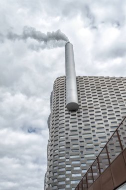 Kopenhag 'da. Danimarka. - 14. Eylül. 2021 yılı. Amager Bakke fabrikasının alt manzarası, büyük bir boru ve Danimarka 'nın Kopenhag şehrinin çatısında kayak pisti var. Manzaralar.