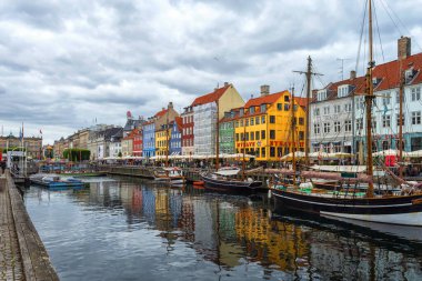 Kopenhag 'da. Danimarka. - 14. Eylül. 2021 yılı. Nyhavn Tarihi Binaları 'ndaki güzel renkli binalar Avrupa' yı geziyor