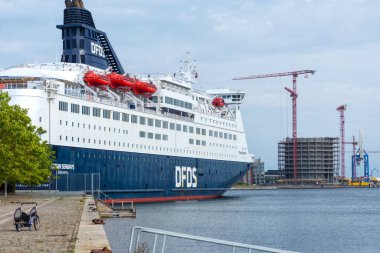 Kopenhag 'da. Danimarka. 15 yıl. Eylül. 2021 yılı. Kopenhag limanındaki DFDS hattının Crown Seaways 'i. Nakliye aracı. Gemiler. Seyahatler.