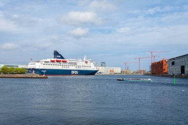 Kopenhag 'da. Danimarka. 15 yıl. Eylül. 2021 yılı. Kopenhag limanındaki DFDS hattının Crown Seaways 'i. Nakliye aracı. Gemiler. Seyahatler.