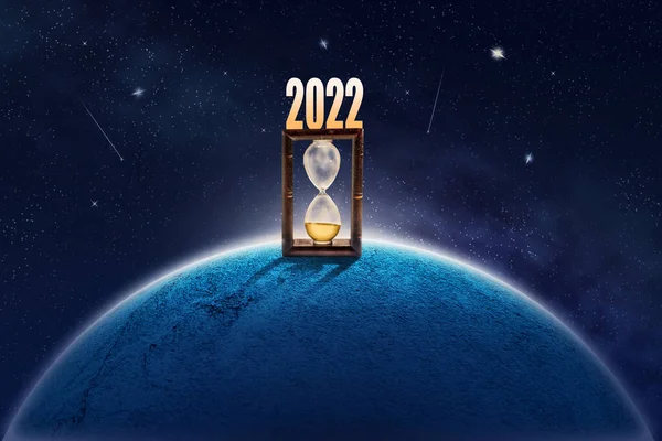2022 Uzayda Bir Gezegende Kum Saati Yeni Yıl Konsepti Yıldızlı — Stok fotoğraf