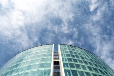 Kopenhag 'da. Danimarka. 15 yıl. Eylül. 2021 yılı. Güzel Modern Cam Ofis Bulutlu Gökyüzü Arka plan Görünümü Kopenhag Danimarka. Avrupa Mimari Mimarisi