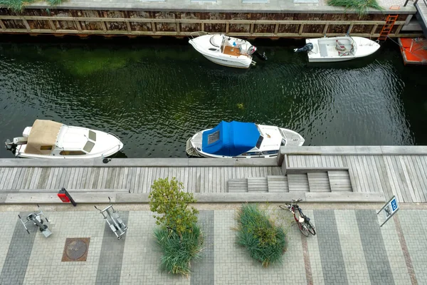 코펜하겐. 덴마크. 15 세. 9 월. 2021 년. 배는 운하 위에 주차되어 있다. 코펜하겐. 덴마크. 공중에서 본 모습. 물 수송. — 스톡 사진
