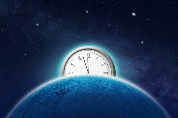 概要12時の方向に矢印のついた時計と 宇宙の空に惑星があるクリスマスの背景 要約お祝いの背景 — ストック写真