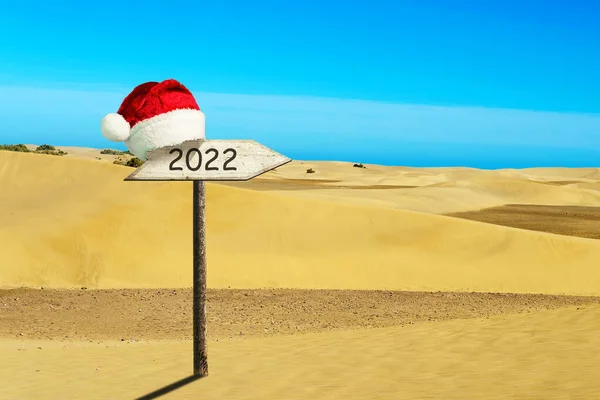 2022 Panneau Bois Dans Chapeau Père Noël Sur Fond Dunes — Photo