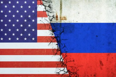 Kırık Amerikan ve Rus bayrakları. Ekonomik ilişkilerde artış. Yaptırımlar. Ekonomik kriz. Rusya ve Ukrayna arasındaki savaş. ekonomik abluka.