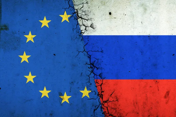ユーロ ユニオンとロシアの旗が割れた 経済関係の崩壊 制裁だ 経済危機 ロシアとウクライナの戦争 経済封鎖 — ストック写真