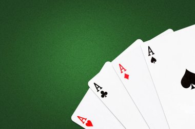 Yeşil poker geçmişinde dört as. Anlaşıldı, tamam. Kumar. Kağıt oynuyorum. Arkaplan.
