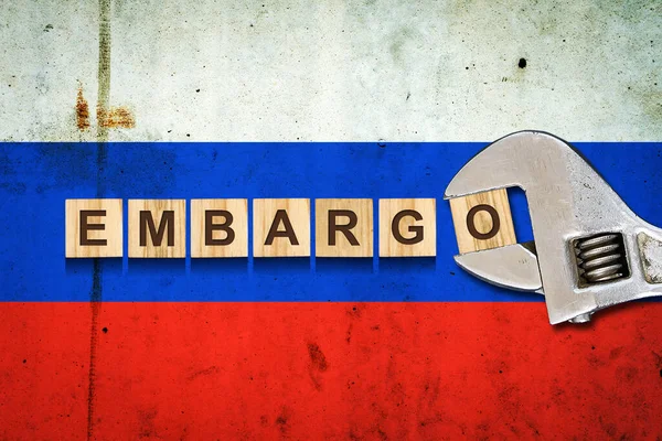 Embargó Szó Fablokkokról Háttérben Zászló Oroszország Wrench Wrench Üzlet Politika — Stock Fotó
