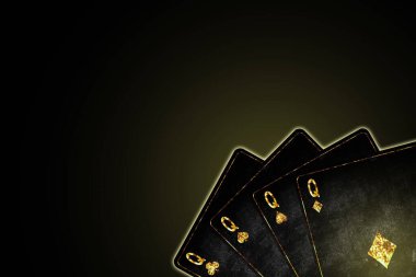 Dört Kraliçe, siyah arkaplanda grunge kartları. Anlaşıldı. Poker geçmişi. İskambil kağıtları. Kumar..