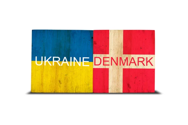 乌克兰和丹麦的国旗挂在木板上。被白色背景隔离。英联邦。支持。合作。政治. — 图库照片