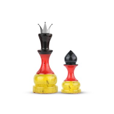 Almanya bayrağı renginde satranç kraliçesi ve piyon. Beyaz arka planda izole edilmiş. Spor. Siyaset. Tasarım nesnesi.
