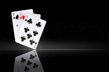 Üç yedili. Siyah bir arkaplanda kağıt oynamak. Uzayı kopyala Yansıma Poker Kumar Arkaplanı