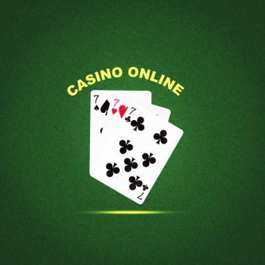 Online Kumarhane Konsepti. Üç yedili. Yeşil arka planda iskambil oynuyorum. Gölge. Poker. Kumar Geçmişi.