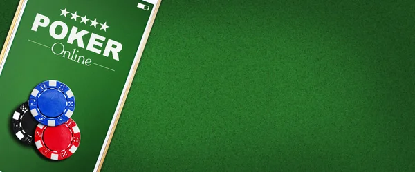 在线扑克的概念 智能手机和扑克芯片绿色背景 扑克在线横幅 复制空间 维吉特文字的位置 — 图库照片