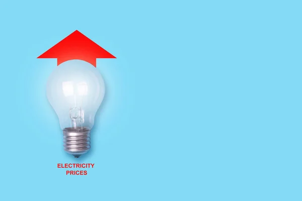 Stijgende Elektriciteitsprijzen Lamp Pijl Omhoog Een Blauwe Achtergrond Kopieer Ruimte — Stockfoto