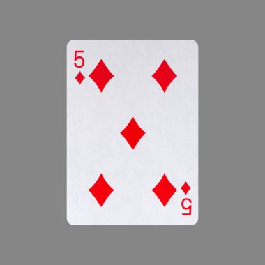 Karo beşlisi. Gri bir arka planda izole edilmiş. Kumar. Kağıt oynuyorum. Kartlar.